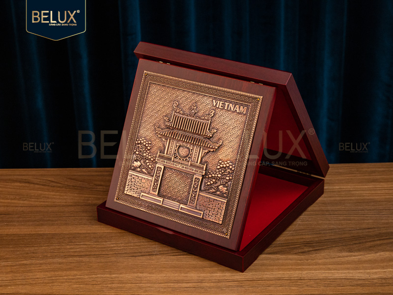 Hộp gỗ mặt vuông Khuê Văn Các bằng đồng đỏ 23x23cm